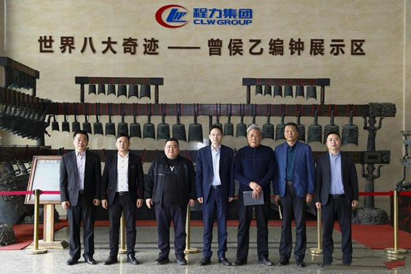 在程力汽車(chē)集團(tuán)總部迎賓大廳，雙方代表觀摩世界八大奇跡編鐘后合影紀(jì)念